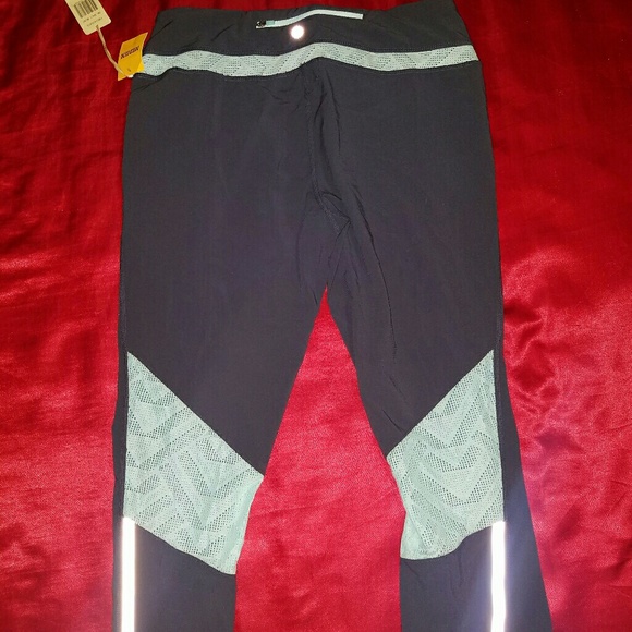 Workout Capri - Picture 2 of 3